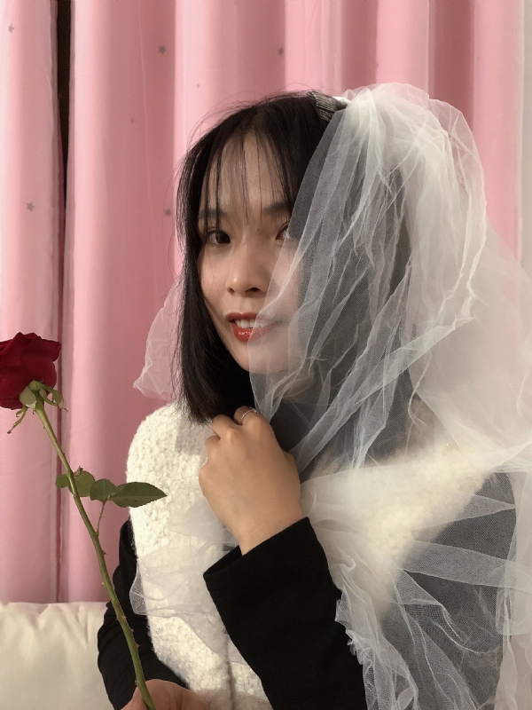 持紫菜包饭的女孩的第一张照片--吉安相亲服务中心
