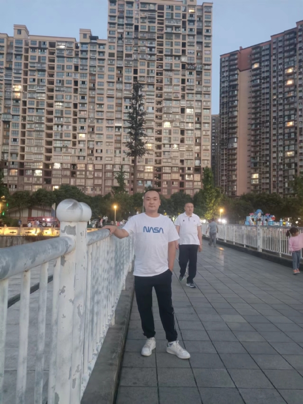 寂寞的男人的第一张照片--吉安相亲服务中心